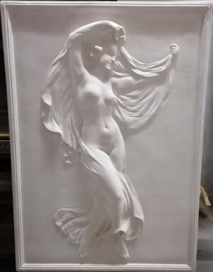 Bassorilievo in gesso raffigurante una giovane donna che danza con un velo Essendo un oggetto estremamente fragile NON VIENE SPEDITO ma venduto esclusivamente in negozio.