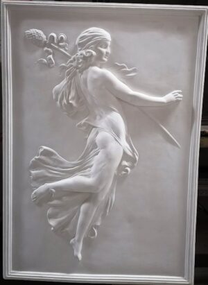 Bassorilievo in gesso raffigurante una giovane donna con canna di fiume. Essendo un oggetto estremamente fragile NON VIENE SPEDITO ma venduto esclusivamente in negozio.