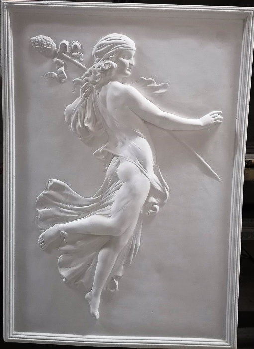 Bassorilievo in gesso_giovane donna con canna di fiume Bassorilievo in gesso raffigurante una giovane donna con canna di fiume. Essendo un oggetto estremamente fragile NON VIENE SPEDITO ma venduto esclusivamente in negozio.