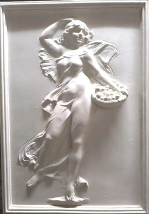Bassorilievo in gesso raffigurante una giovane donna con paniere Essendo un oggetto estremamente fragile NON VIENE SPEDITO ma venduto esclusivamente in negozio.
