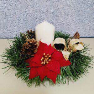 Centro tavola di Natale, realizzato a mano sopra ad un piatto di vetro trasparente, diametro 25 cm