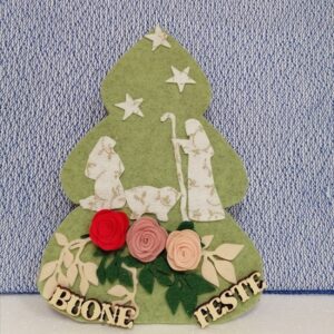 Decorazione Natalizia da appendere, realizzata in feltro raffigurante l'Abete con Natività