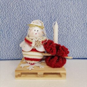 Decorazione natalizia, angelo con candelina su mini pallet in legno