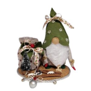 Gnomo di Natale con sacco porta doni, pezzo unico interamente realizzato a mano.