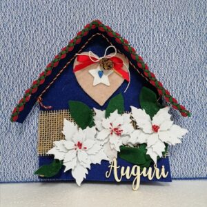 Decorazione natalizia in feltro a forma di casetta con stelle di natale. Pezzo unico realizzato a mano. Pezzi unico