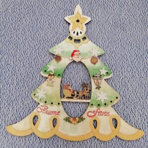 Sagoma in legno da appendere a forma di albero di Natale con Babbo Natale e renne. Con piccole applicazioni in legno e gomma crepla. Pezzo unico realizzato a mano
