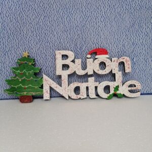 Decorazione natalizia da appendere a forma di Scritta "Buon Natale" con abete in legno dipinto a mano. Pezzo unico decorato a mano