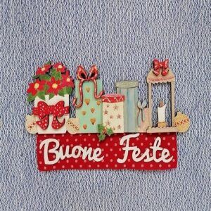 Targhetta natalizia con pacchi dono e scritta Buone Feste da appendere. Pezzo unico realizzato a mano