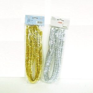 Fili di ciniglia metallizzati, color oro e argento. In confezione da 10 pz, ogni filo misura 50 cm di lungh. per 8 mm di diametro