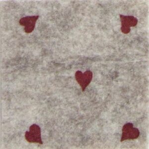 Feltro fantasia di cuori color beige/rosso con retro double-face color beige; fogli da cm 30 x 40 per 1 mm di spessore