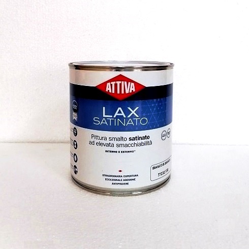 Lax il copritutto, sintesi tra pittura e smalto a base acqua, offre una perfetta adesione su supporti difficili.