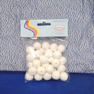 Palline di cotone bianco pressato, ideali per creare le testoline di pupazzetti. Misurano 2 cm, disponibili in confezione da 35 pz